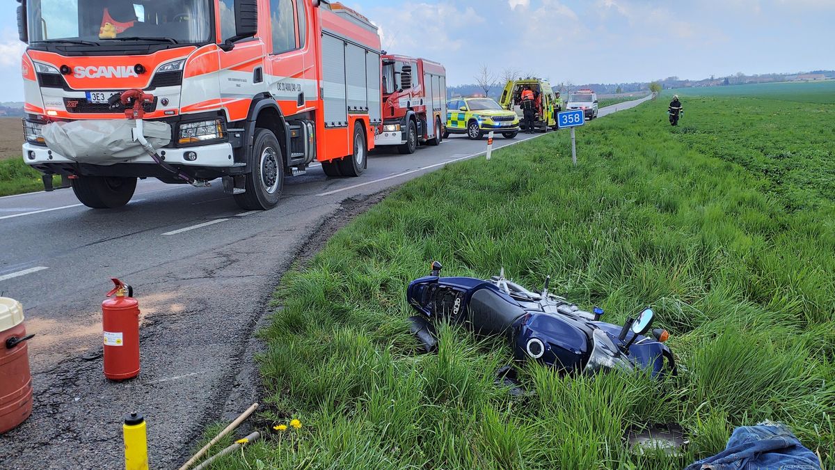 Motorkářku odvezl vrtulník po nehodě s autem a cyklistou na Chrudimsku